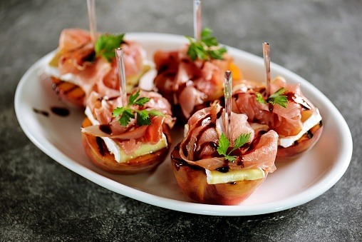 Pêssegos Grelhados com Queijo Brie e Presunto de Parma