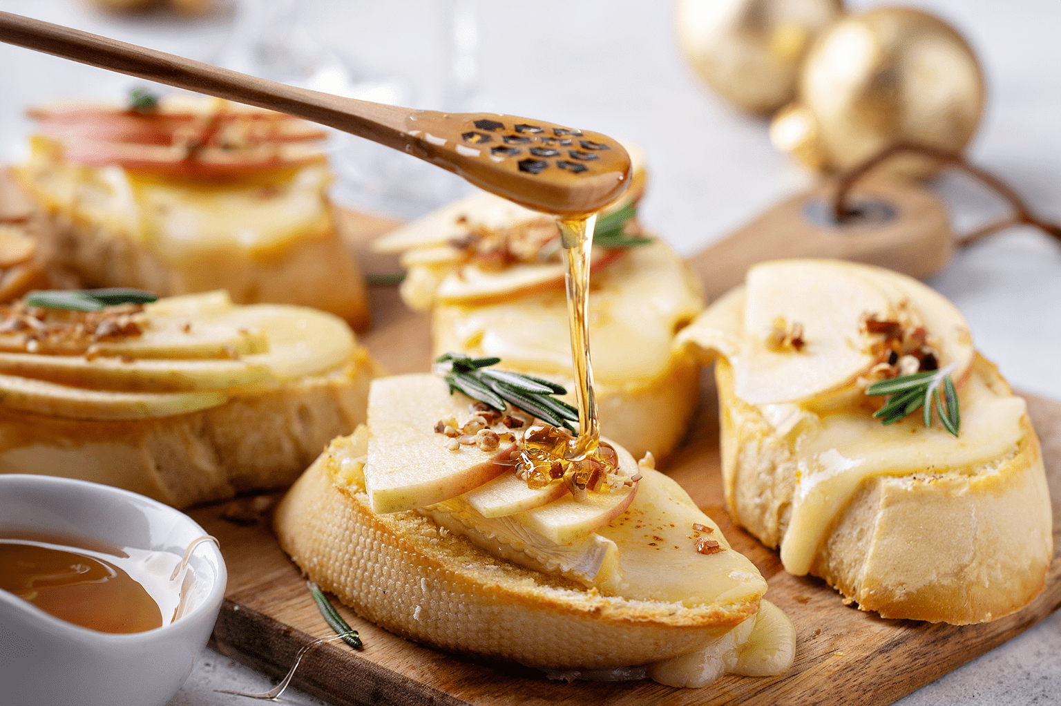 Crostini de Brie com Mel e Nozes.