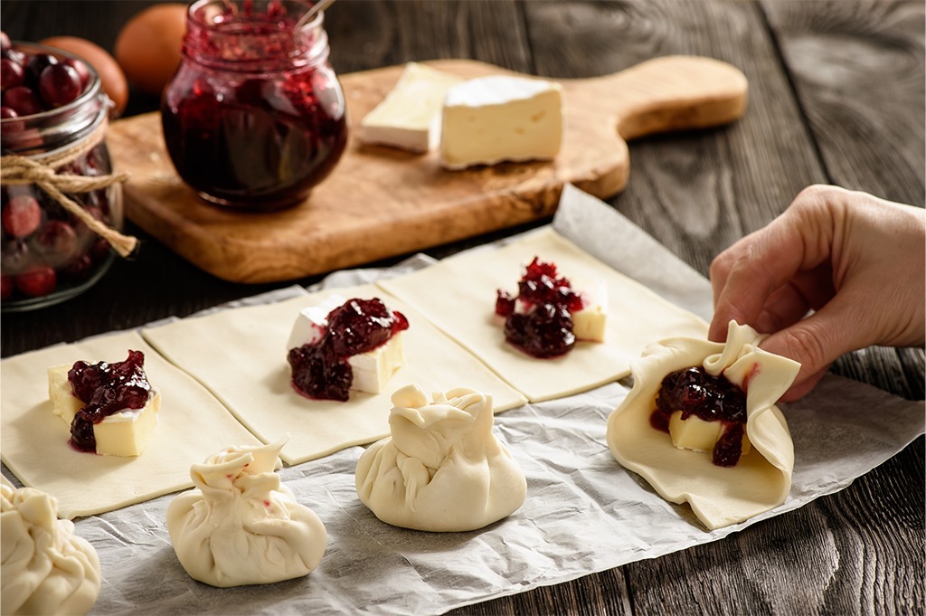 Trouxinhas de massa folhada com Brie e geleia de frutas vermelhas.