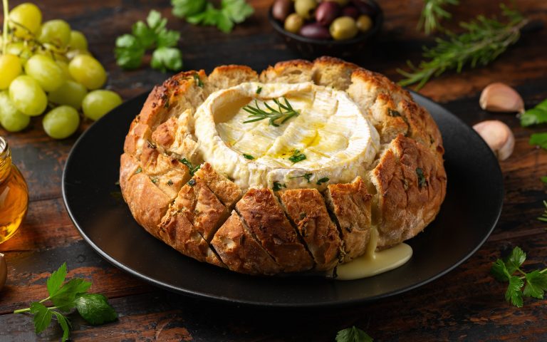 Camembert assado no pão italiano