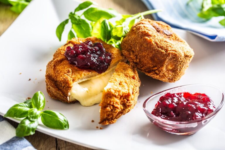 Camembert empanado com geleia de frutas vermelhas